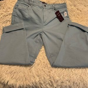 New. Gloria Vanderbilt Capris, size 16W (24C23)